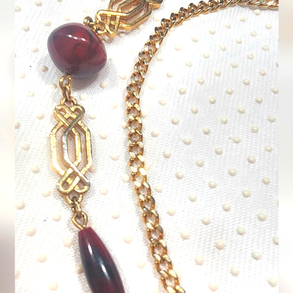 Sarah Coventry Pendant Necklace Gold Plated Medallion Red Lucite 29". - Picture 3 of 8